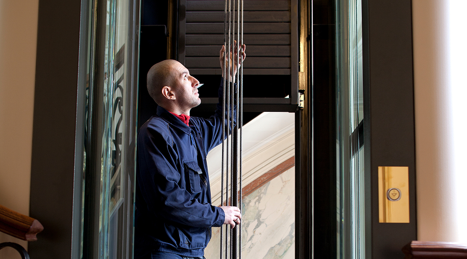 Entretenir un ascenseur